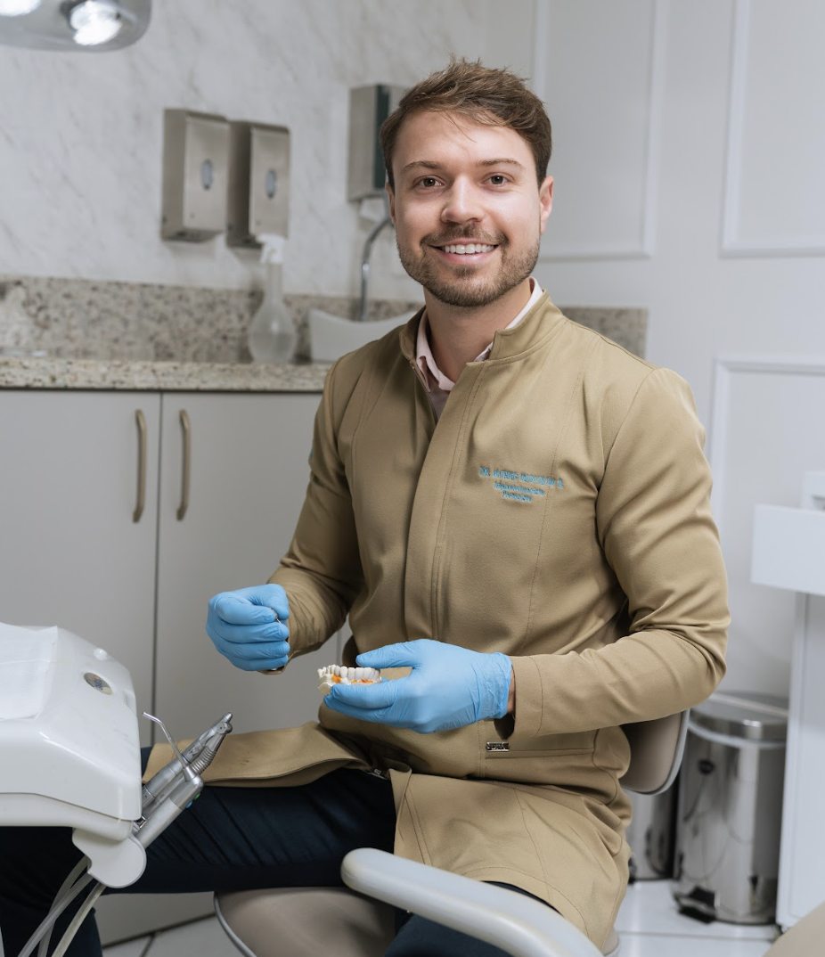 Dr. Matheus - Especialista em Implantodontia